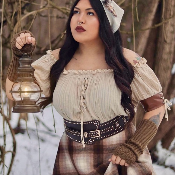 Women’s’ Renaissance Off Shoulder Blouse - Picture 2 of 6